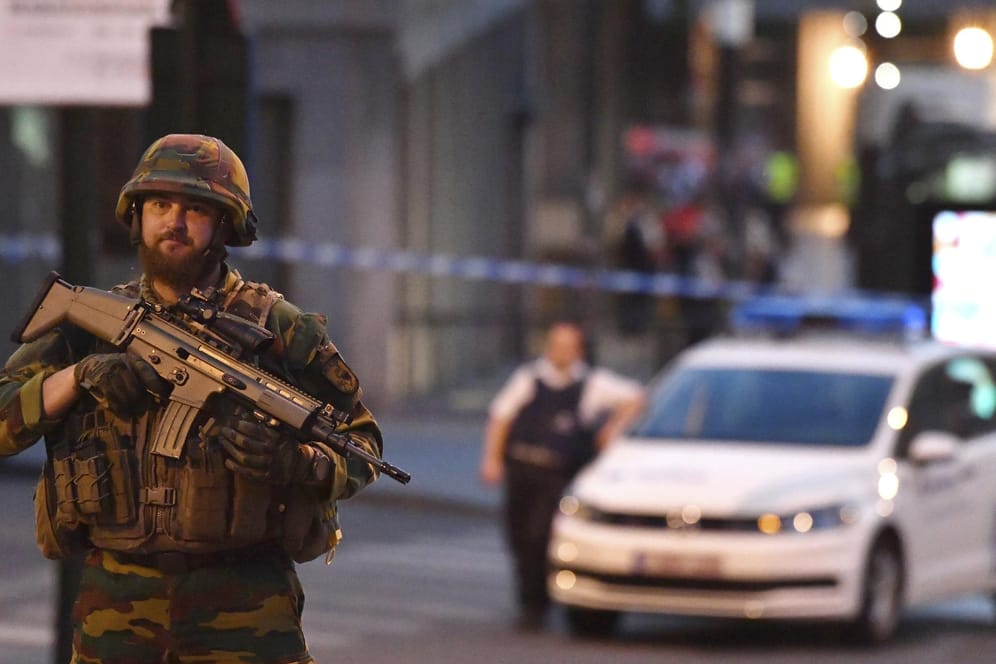 Nach einer Explosion am Brüsseler Banhof Central, wurde ein mutmaßlicher Terrorist erschossen. Kurz darauf wurde der Bahnhof geräumt.
