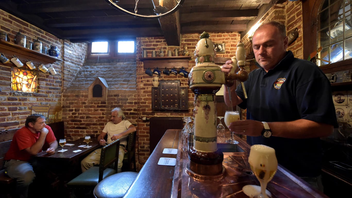 Nur wenige 100 Meter vom Anschlagsort entfernt trinken Brüsseler in einer Bar ein Bier.