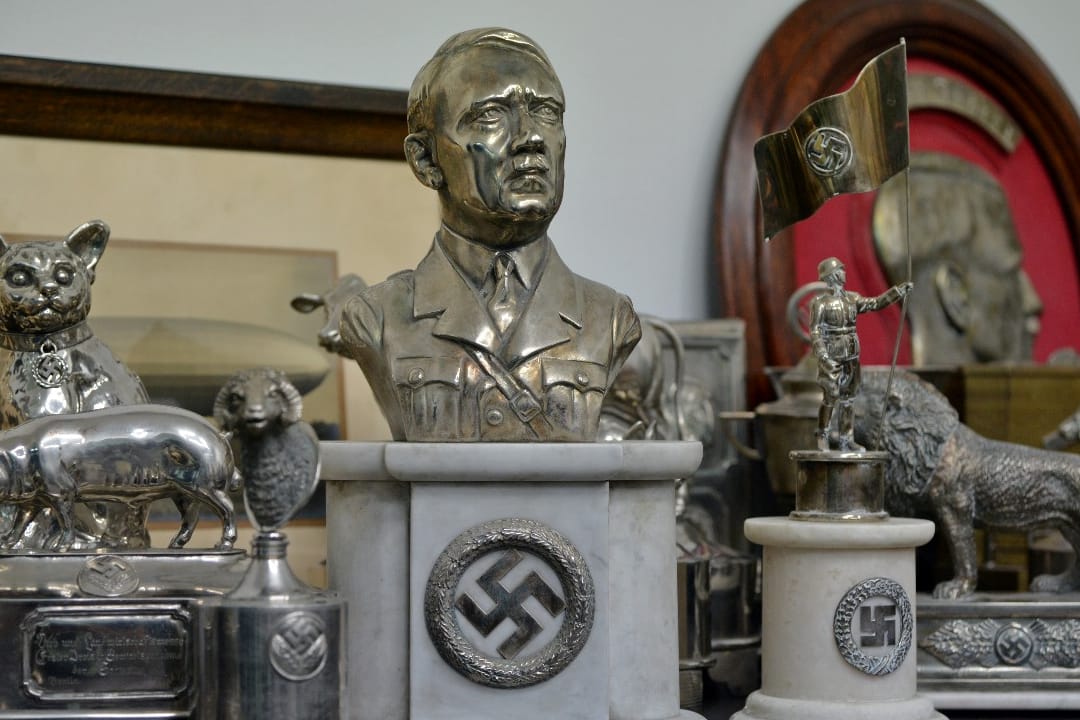 Unter den Relikten befinden sich unter anderem Messer, Degen, Büsten von Adolf Hitler und sogar eine Box mit Mundharmonikas.