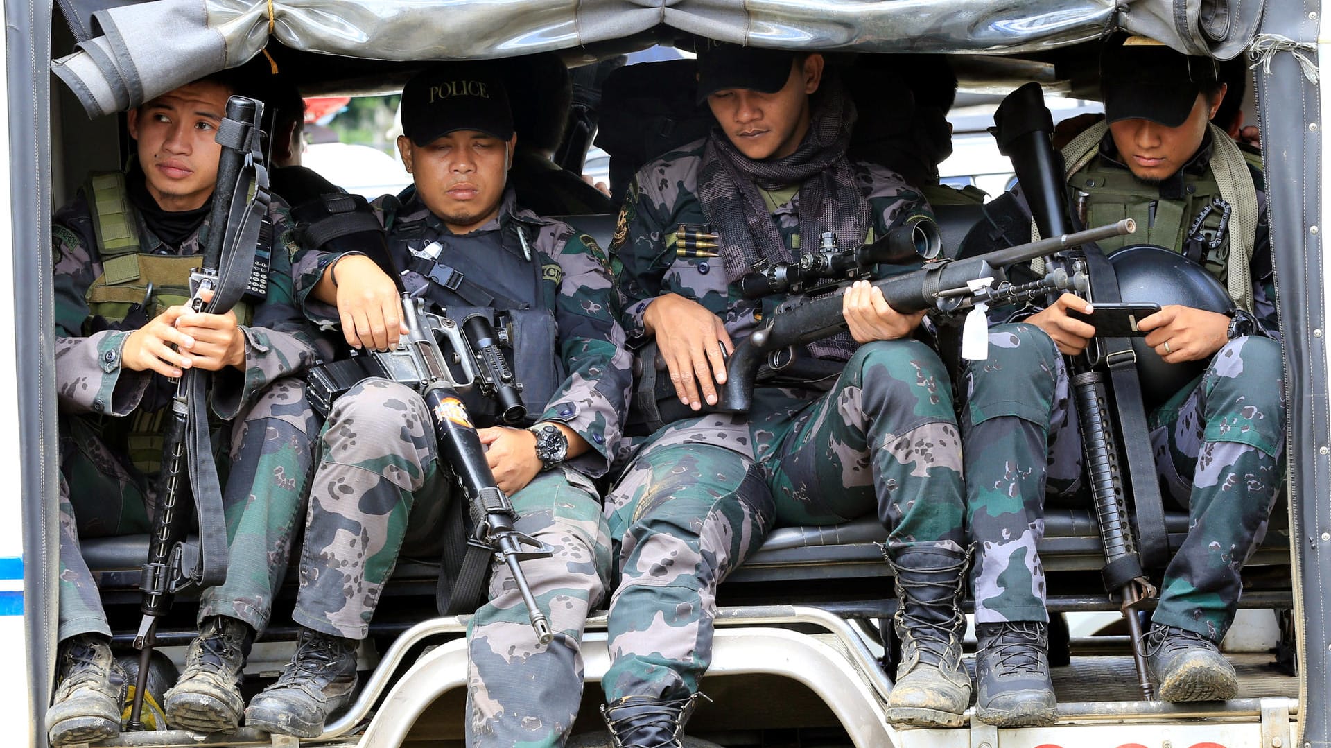 Sondereinsatzkräfte der philippinischen Nationalpolizei auf dem Weg zu einem Einsatz in der Region Marawi.