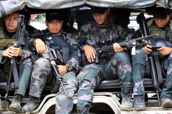 Sondereinsatzkräfte der philippinischen Nationalpolizei auf dem Weg zu einem Einsatz in der Region Marawi.