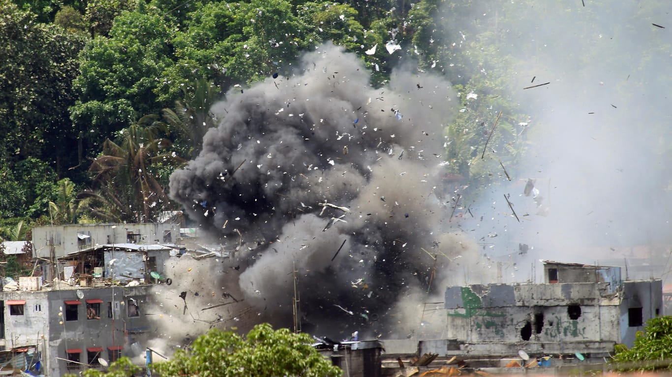 Heftige Explosion nach einem Bombenabwurf auf die umkämpfte Stadt Marawi.