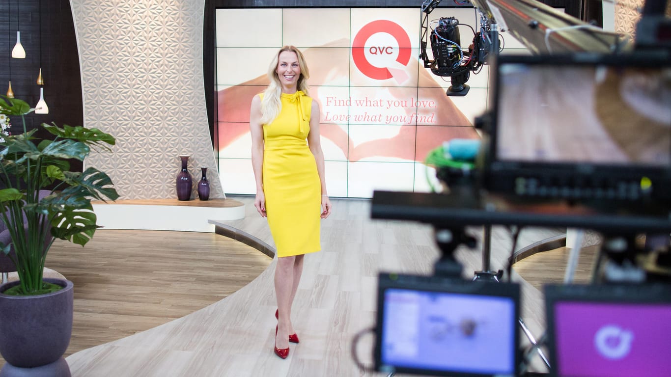 Die Moderatorin Angie Herzog posiert in einem Fernsehstudio von QVC Deutschland. Der Teleshopping-Sender ist im Fernsehen bekannt für seine Verkaufssendungen.