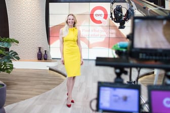 Die Moderatorin Angie Herzog posiert in einem Fernsehstudio von QVC Deutschland. Der Teleshopping-Sender ist im Fernsehen bekannt für seine Verkaufssendungen.