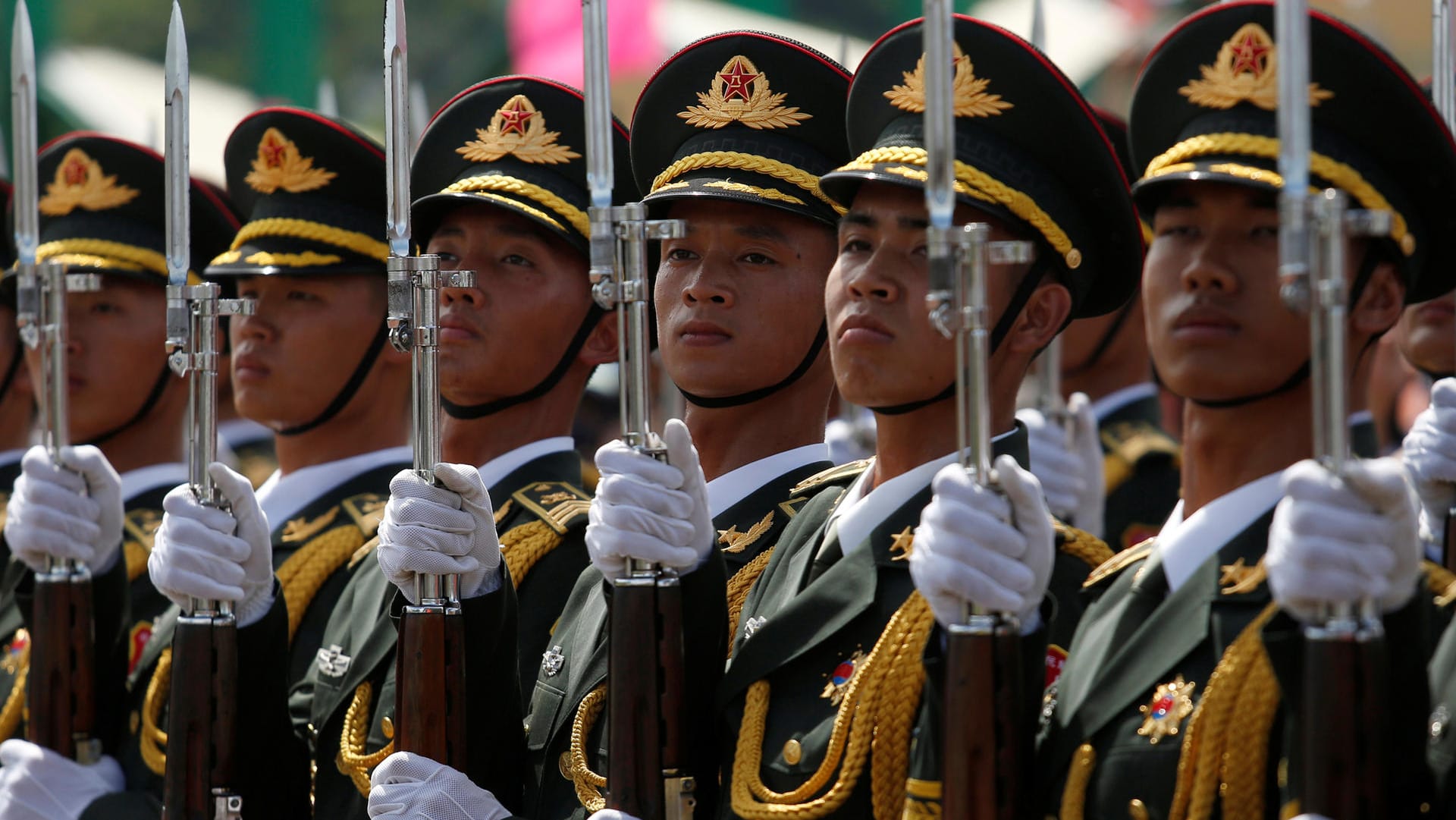 Soldaten der chinesischen Volksbefreiungsarmee bei einer Parade in Hongkong. Soldaten der chinesischen Volksbefreiungsarmee bei einer Parade in Hongkong.