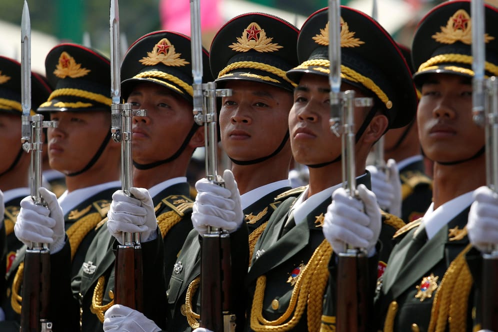 Soldaten der chinesischen Volksbefreiungsarmee bei einer Parade in Hongkong.