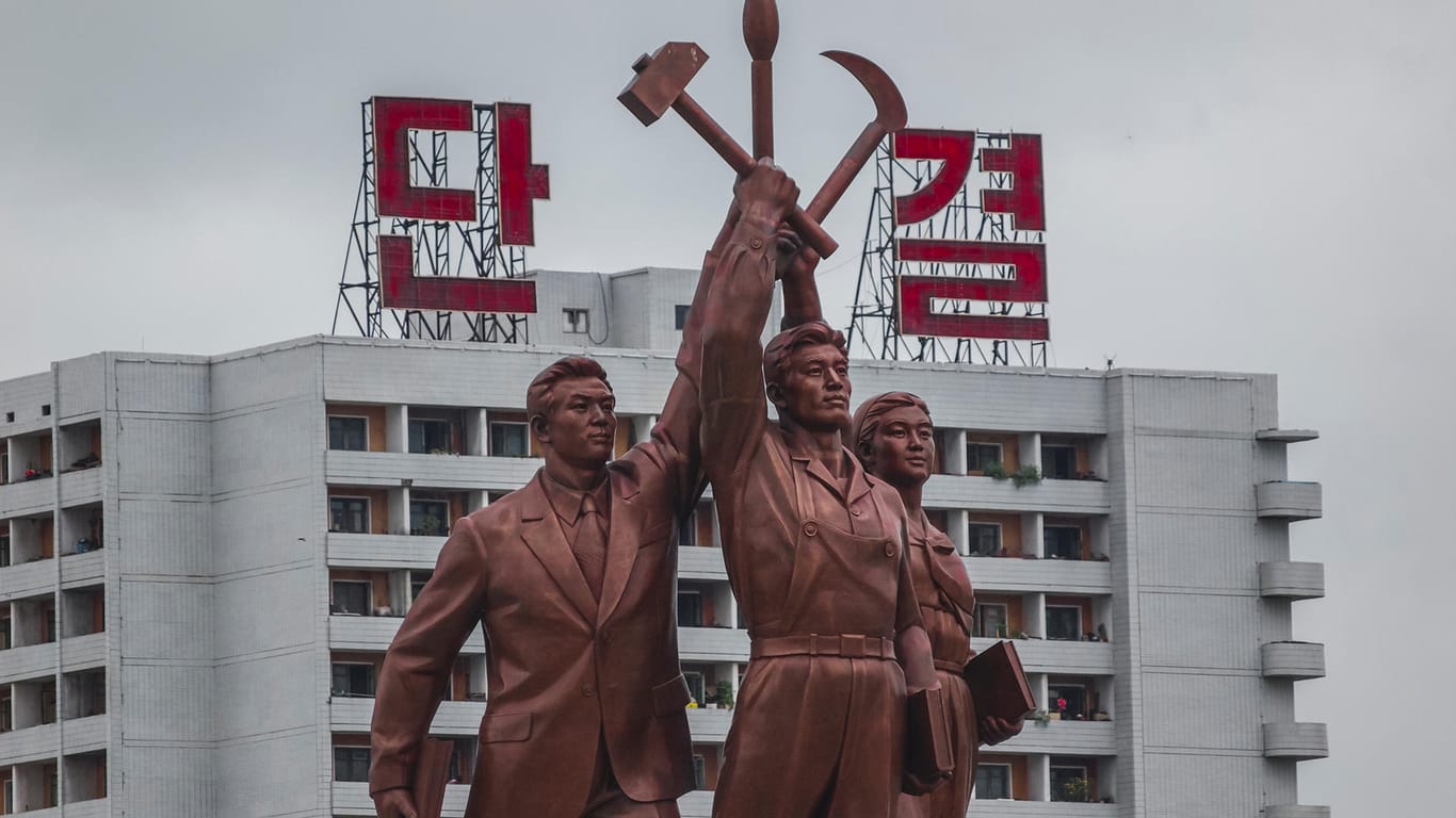 Ein typisches kommunistisches Denkmal in Nordkoreas Hauptstadt Pjöngjang