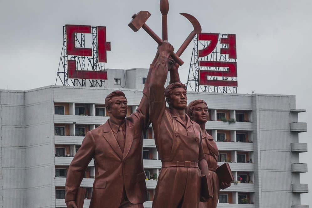 Ein typisches kommunistisches Denkmal in Nordkoreas Hauptstadt Pjöngjang