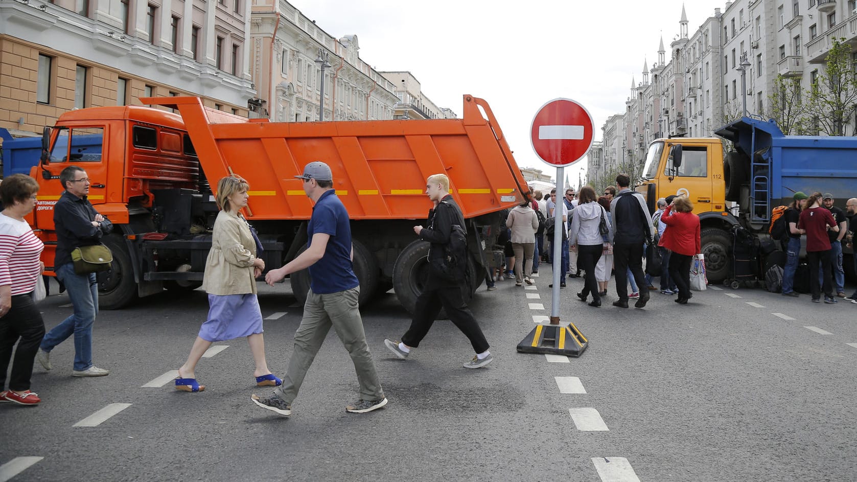 Passanten in Moskau. Die meisten Menschen entscheiden sich für wärmere Kleidung. Passanten in Moskau. Die meisten Menschen entscheiden sich für wärmere Kleidung.