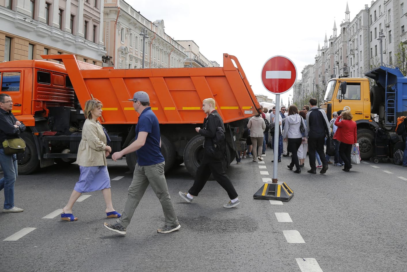 Passanten in Moskau. Die meisten Menschen entscheiden sich für wärmere Kleidung.