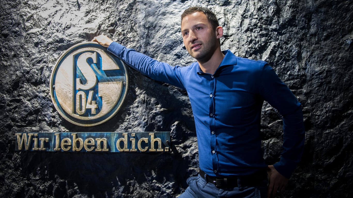 Domenico Tedesco an neuer Wirkungsstätte, dem Spielertunnel in der Schalke-Arena.