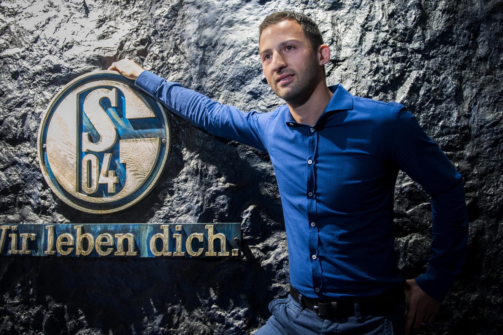 Domenico Tedesco an neuer Wirkungsstätte, dem Spielertunnel in der Schalke-Arena.