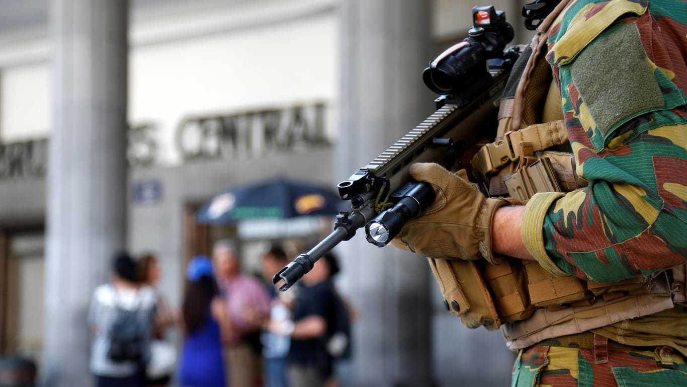 Ein belgischer Soldat bewacht den Eingang zum Zentralbahnhof in der Brüsseler Innenstadt.