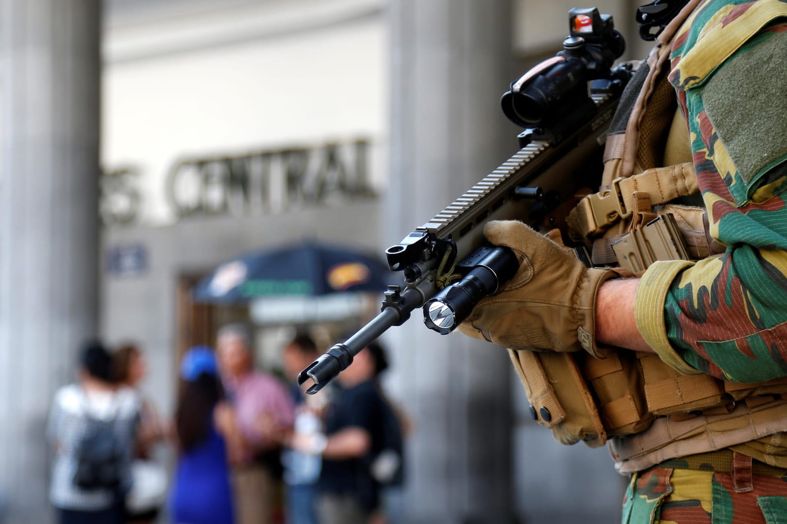 Ein belgischer Soldat bewacht den Eingang zum Zentralbahnhof in der Brüsseler Innenstadt.