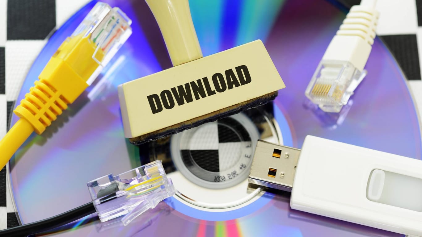 Stempel mit Aufschrift Download und DVD Speicherstick und Internetkabeln Abmahnung für illegale Do