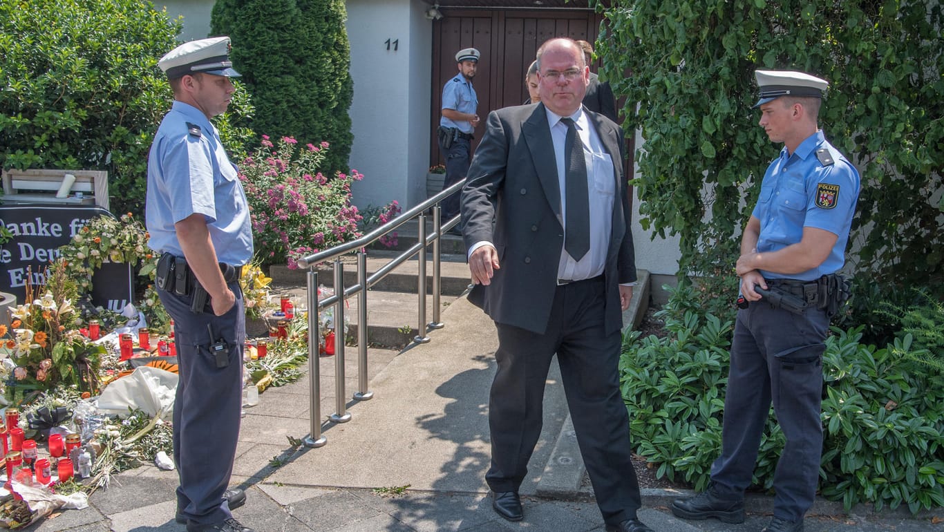Walter Kohl und Polizisten vor dem Wohnhaus Helmut Kohls in Oggersheim.
