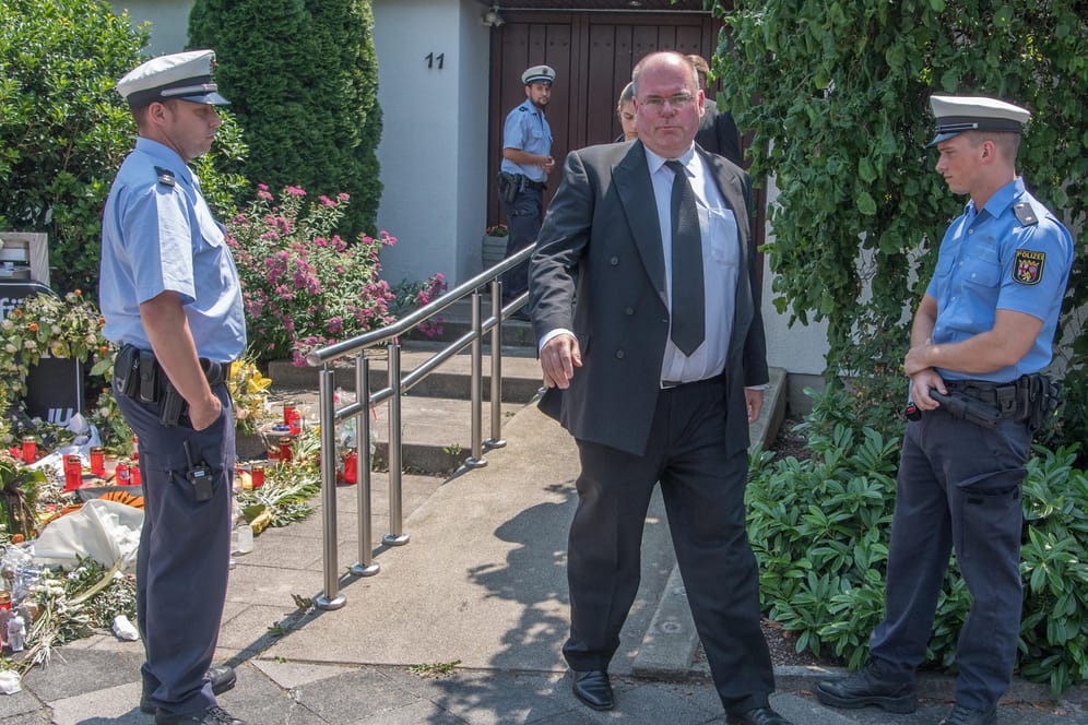 Walter Kohl und Polizisten vor dem Wohnhaus Helmut Kohls in Oggersheim.