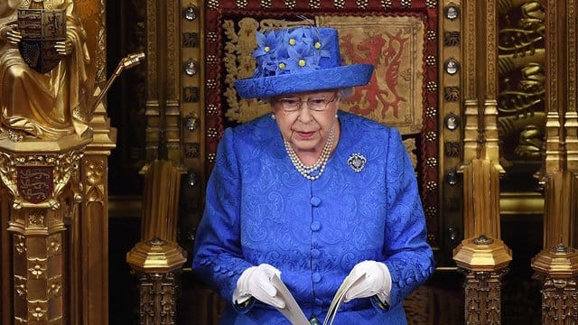 Rein zufällig in Europa-Farben? Queen Elizabeth II.