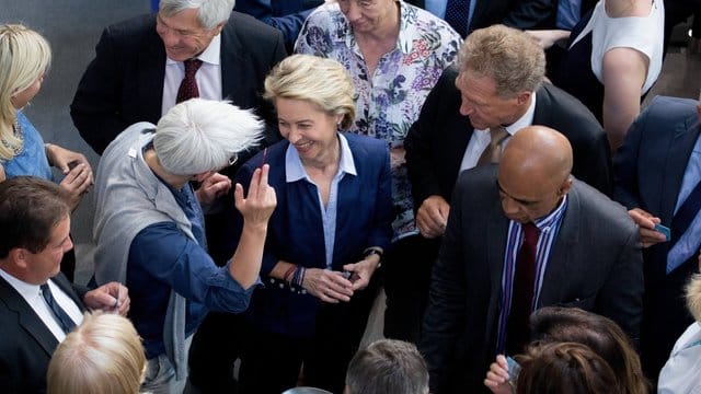 Verteidigungsministerin Ursula von der Leyen stimmt mit weiteren Abgeordneten über die Verlegung des Bundeswehr-Verbandes aus dem türkischen Incirlik nach Jordanien ab.