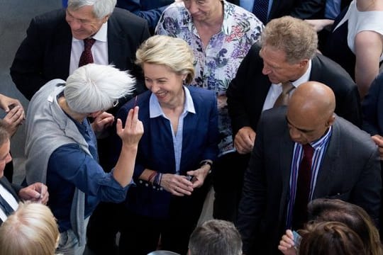 Verteidigungsministerin Ursula von der Leyen stimmt mit weiteren Abgeordneten über die Verlegung des Bundeswehr-Verbandes aus dem türkischen Incirlik nach Jordanien ab.