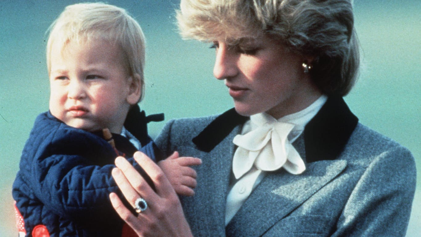 Prinzessin Diana mit ihrem Sohn William am 31 Dezember 1982.