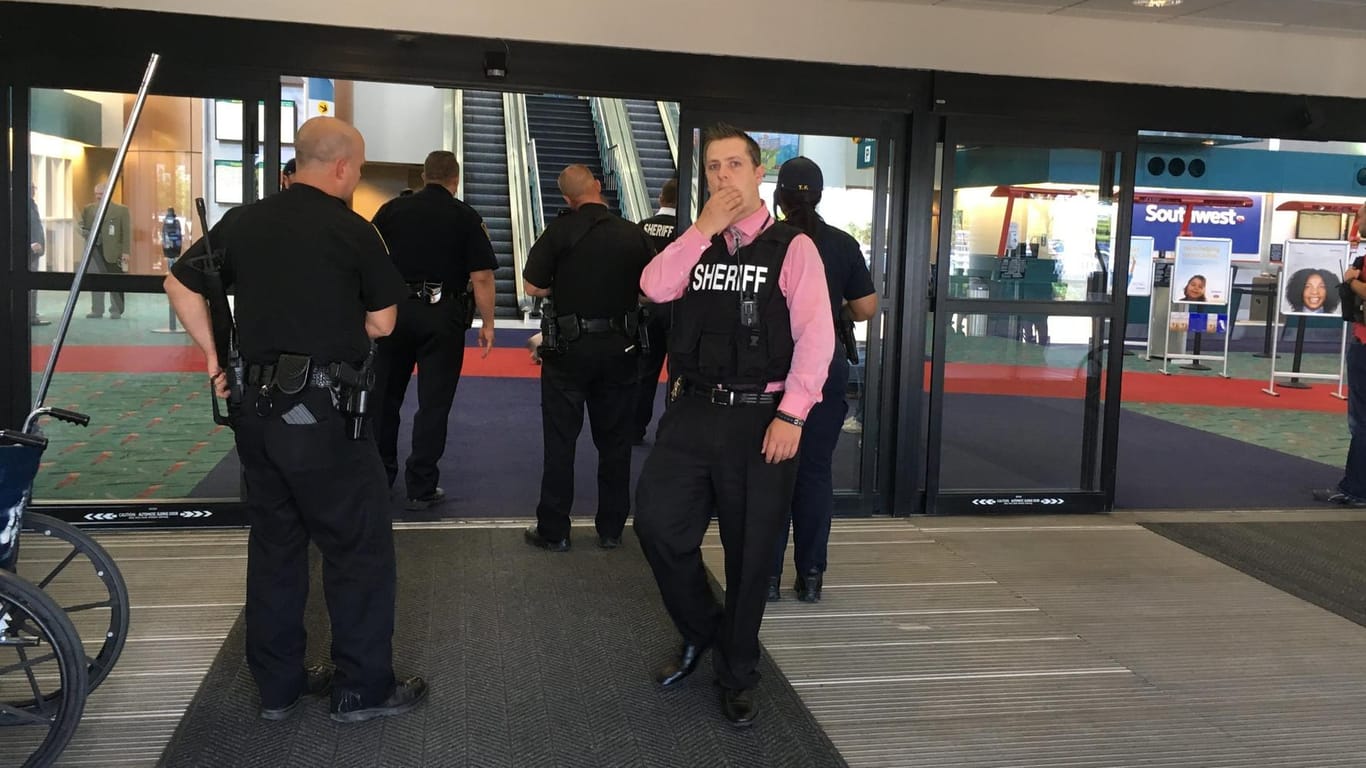 Polizist auf US-Flughafen in den Hals gestochen