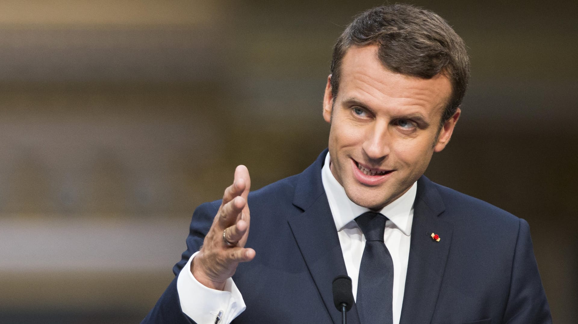 Der französische Präsident, Emmanuel Macron, will auf dem EU-Gipfel für ein vertrauensvolles Verhältnis unter den Mitgliedern werben. Dabei setzt er große Hoffnungen in enge deutsch-französische Beziehungen. Der französische Präsident, Emmanuel Macron, will auf dem EU-Gipfel für ein vertrauensvolles Verhältnis unter den Mitgliedern werben. Dabei setzt er große Hoffnungen in enge deutsch-französische Beziehungen.