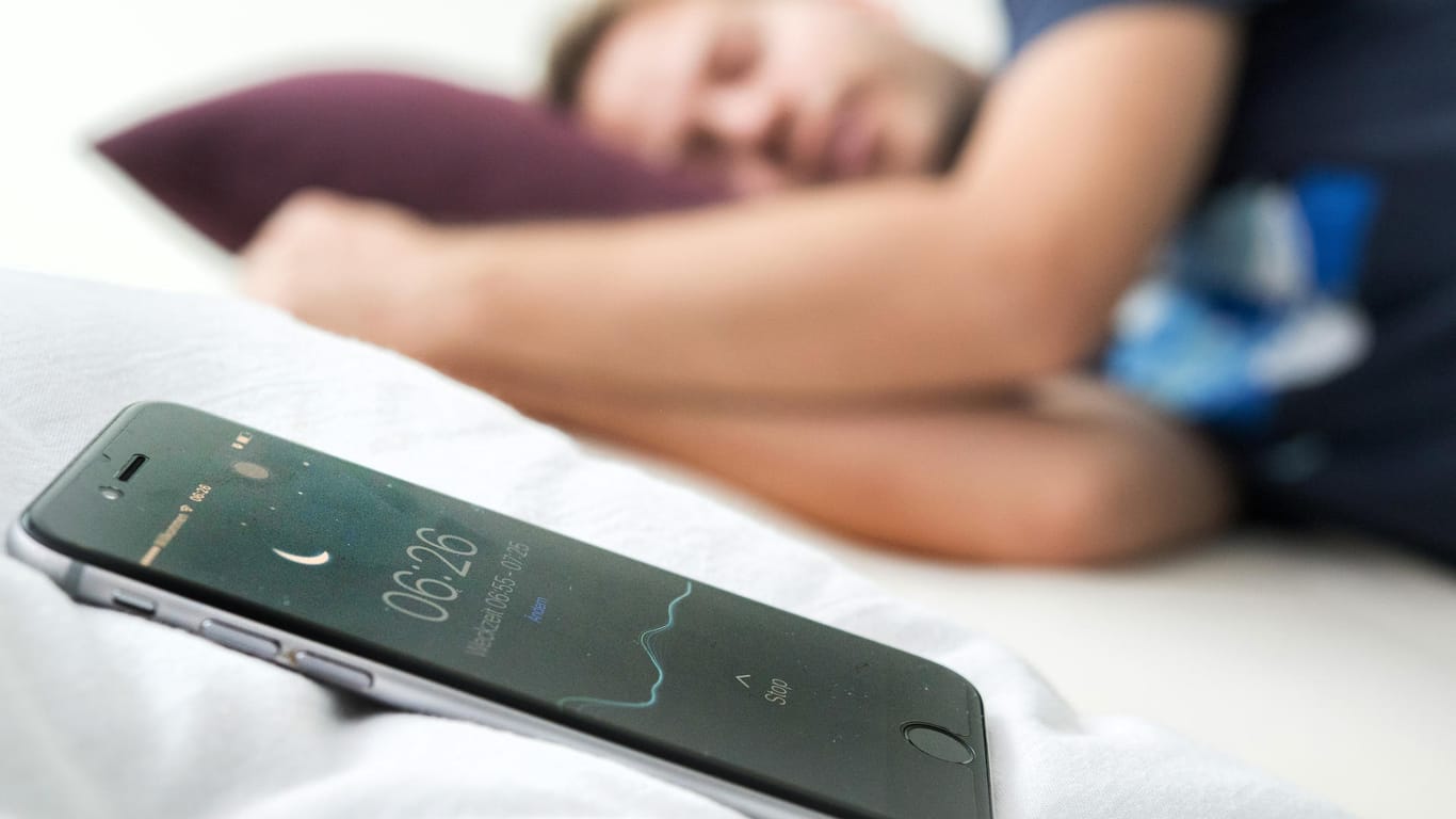 Sleep-Tracker im Einsatz. Die App "Sleep Cycle" funktioniert auch, wenn das Gerät nicht im Bett auf der Matratze liegt.
