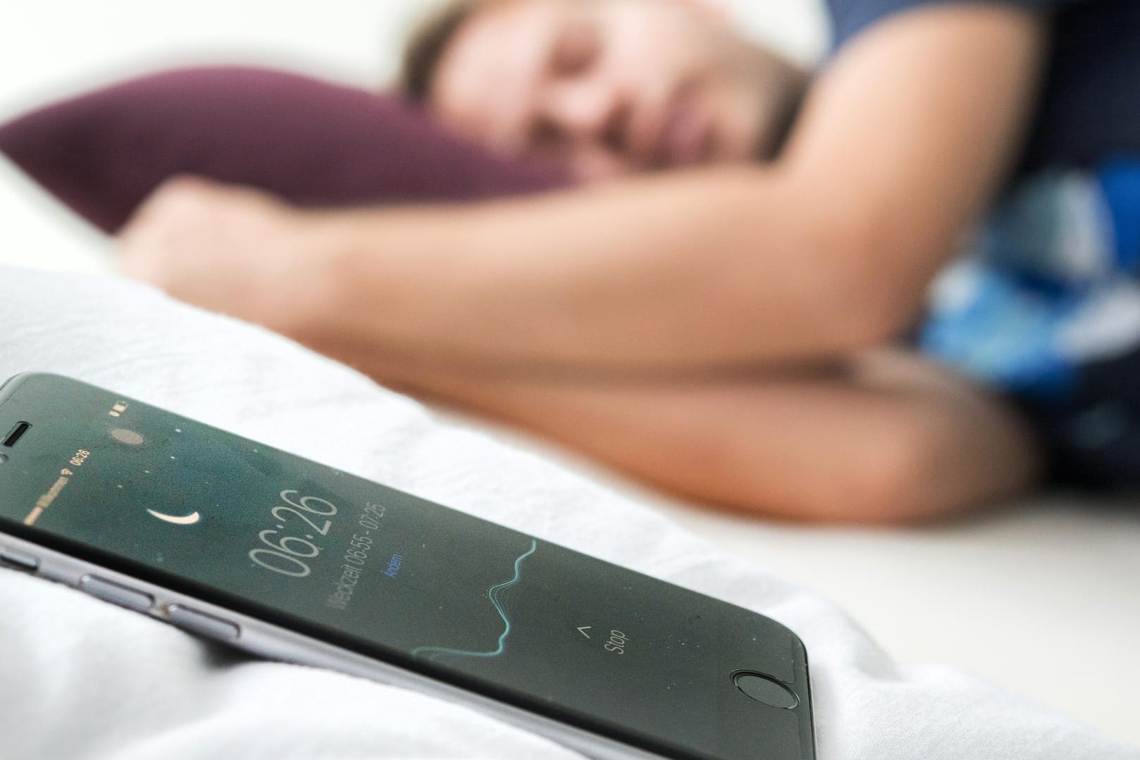 Sleep-Tracker im Einsatz. Die App "Sleep Cycle" funktioniert auch, wenn das Gerät nicht im Bett auf der Matratze liegt.