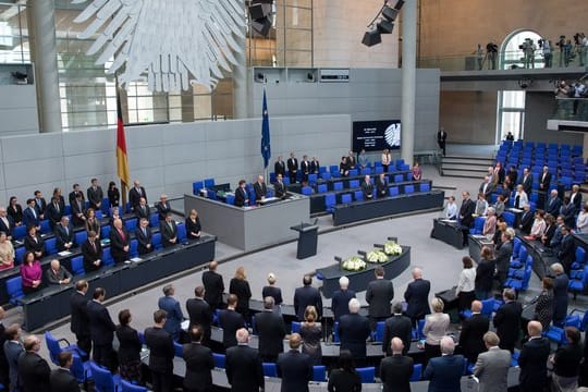 Schweigeminute für Helmut Kohl im Bundestag.