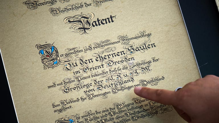 Im Tempel der Freimaurer Loge "Zu den ehernen Säulen" in Dresden liegt das Patent der Freimaurer Loge aus.