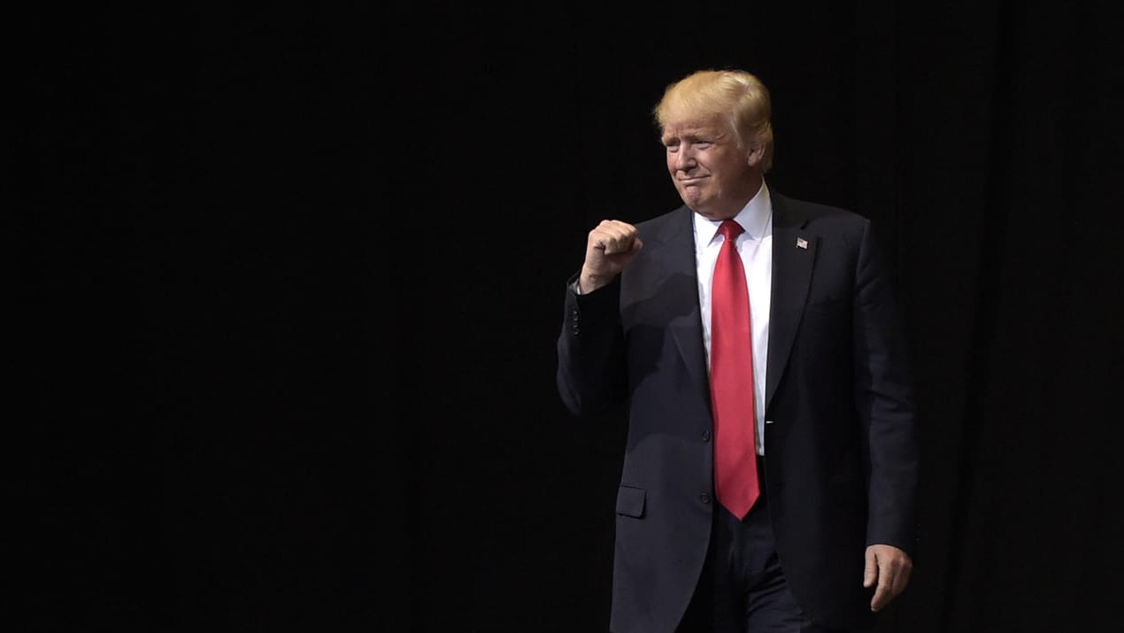 US-Präsident Donald Trump kam am Mittwoch in Cedar Rapids, USA, auf die Bühne, um vor einer Versammlung von Anhängern zu sprechen. US-Präsident Donald Trump kam am Mittwoch in Cedar Rapids, USA, auf die Bühne, um vor einer Versammlung von Anhängern zu sprechen.
