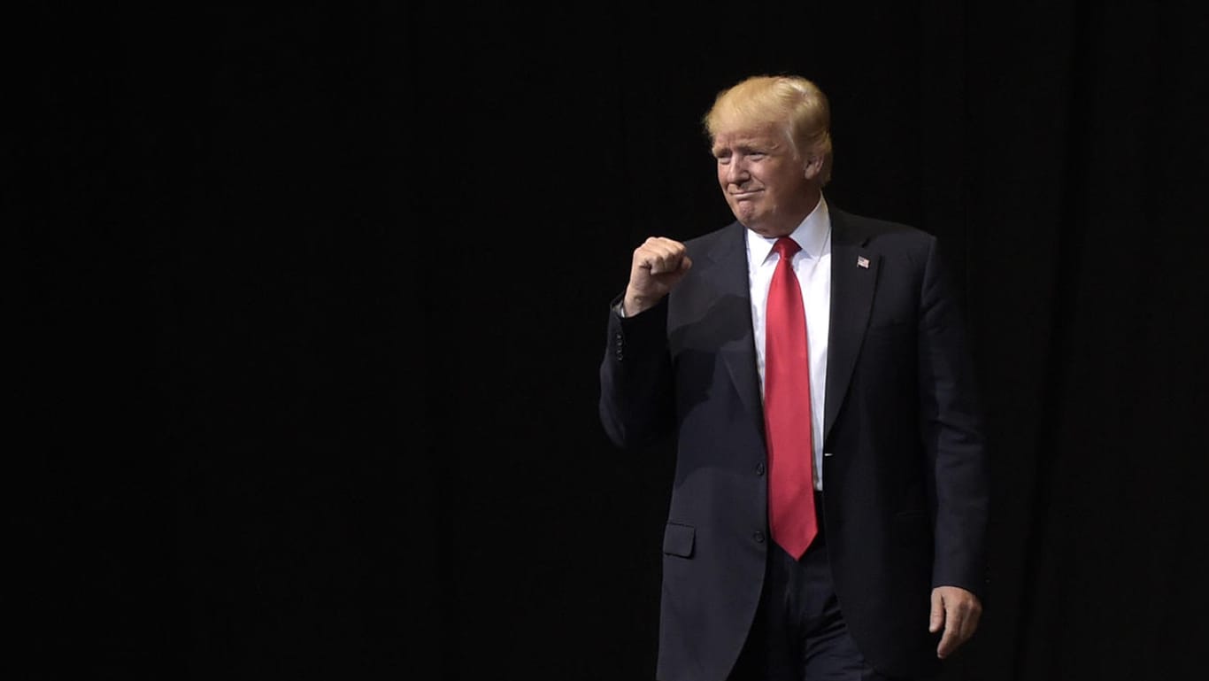 US-Präsident Donald Trump kam am Mittwoch in Cedar Rapids, USA, auf die Bühne, um vor einer Versammlung von Anhängern zu sprechen.