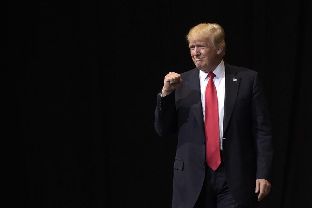 US-Präsident Donald Trump kam am Mittwoch in Cedar Rapids, USA, auf die Bühne, um vor einer Versammlung von Anhängern zu sprechen.