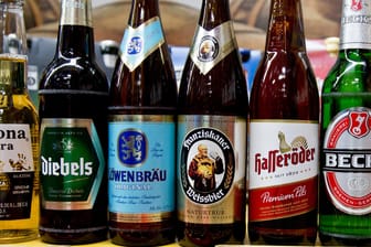 Bierflaschen des Konzerns Anheuser-Busch Inbev