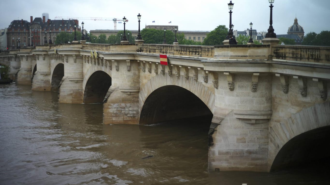 Die Pont Neuf in Paris war während der Fête de la musique Tatort eines tragischen Vorfalls.
