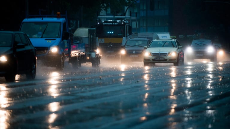 Starkregen ging in Hamburg auf den Straßen nieder.