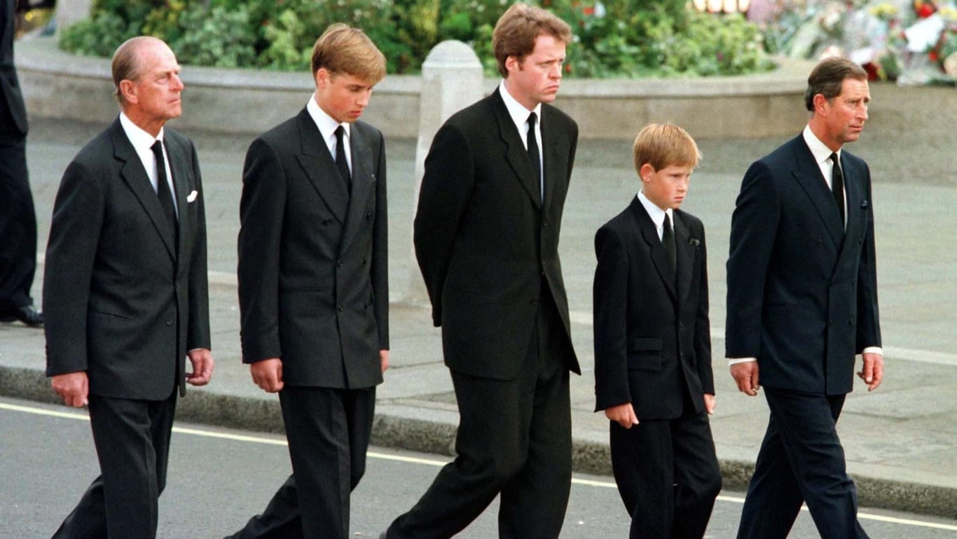 1997: Prinz Philip, Prinz William, Charles Spencer, Prinz Harry und Prinz Charles (v.l.) laufen hinter dem Sarg von Lady Diana her. Ein Moment, der das Leben von Harry nachhaltig prägen sollte.