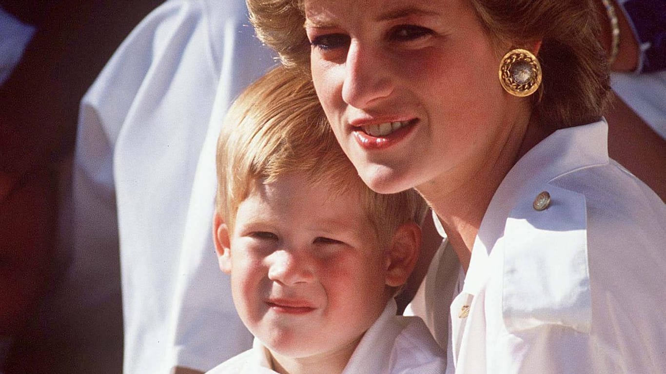 Prinz Harry mit Mama Diana im Urlaub auf Mallorca (1988).