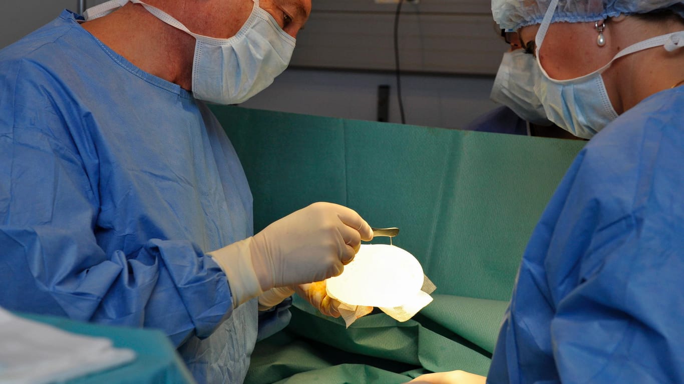 Operation mit Brustimplantaten