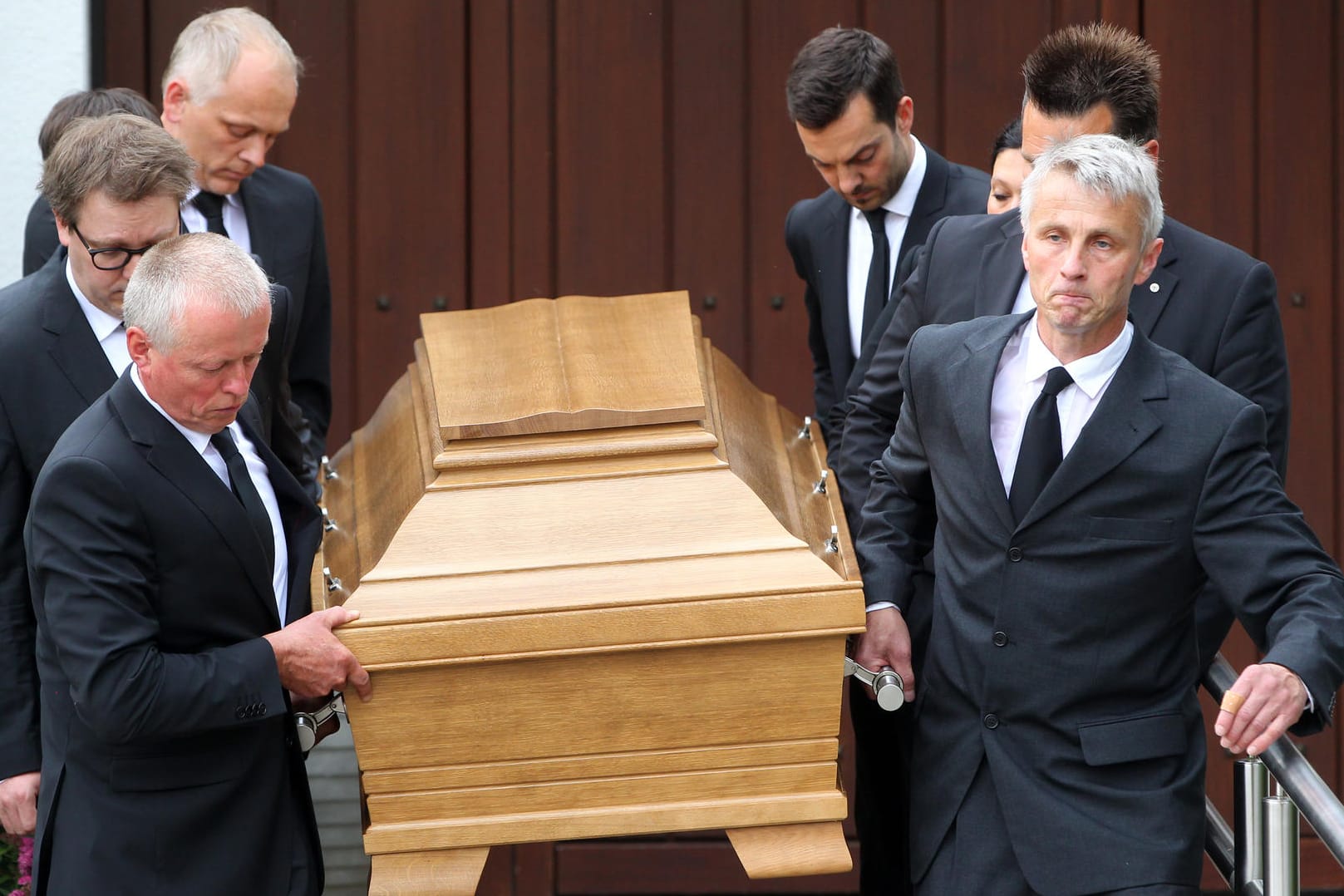 Bestatter tragen in Oggersheim vor dem Haus von Helmut Kohl den Sarg des ehemaligen Bundeskanzlers zu einem Leichenwagen.
