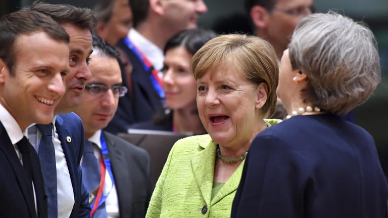 Bundeskanzlerin Angela Merkel (M), der französische Präsident Emmanuel Macron (l) und die britische Premierministerin Theresa May (r) beim EU-Gipfel in Brüssel.