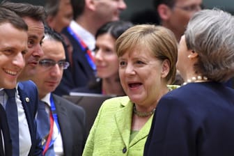 Bundeskanzlerin Angela Merkel (M), der französische Präsident Emmanuel Macron (l) und die britische Premierministerin Theresa May (r) beim EU-Gipfel in Brüssel.