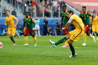 Australiens Kapitän Mark Milligan gleicht in der 60. Minute per Elfmeter zum 1:1 gegen Kamerun aus.