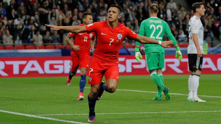 Feiert seinen frühen Treffer zur 1:0-Führung gegen Deutschland (6. Minute): Chiles Torschütze Alexis Sanchez.