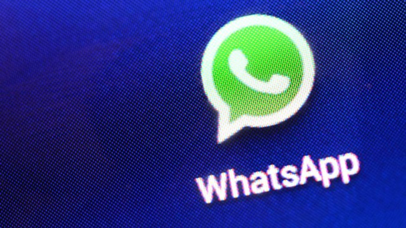 Auf einem Smartphone ist das Logo vom Instant-Messaging-Dienst WhatsApp zu sehen.