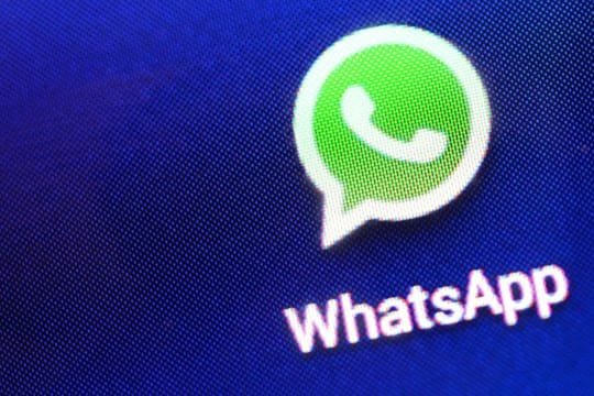 Auf einem Smartphone ist das Logo vom Instant-Messaging-Dienst WhatsApp zu sehen.