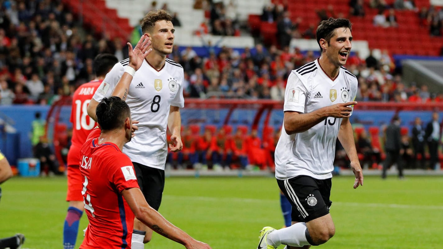 Lars Stindl (r.) und Leon Goretzka bejubeln das 1:1.