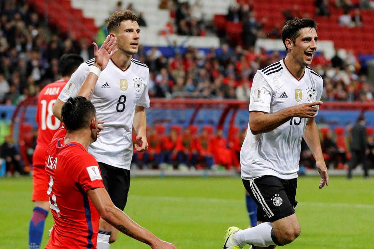 Lars Stindl (r.) und Leon Goretzka bejubeln das 1:1.