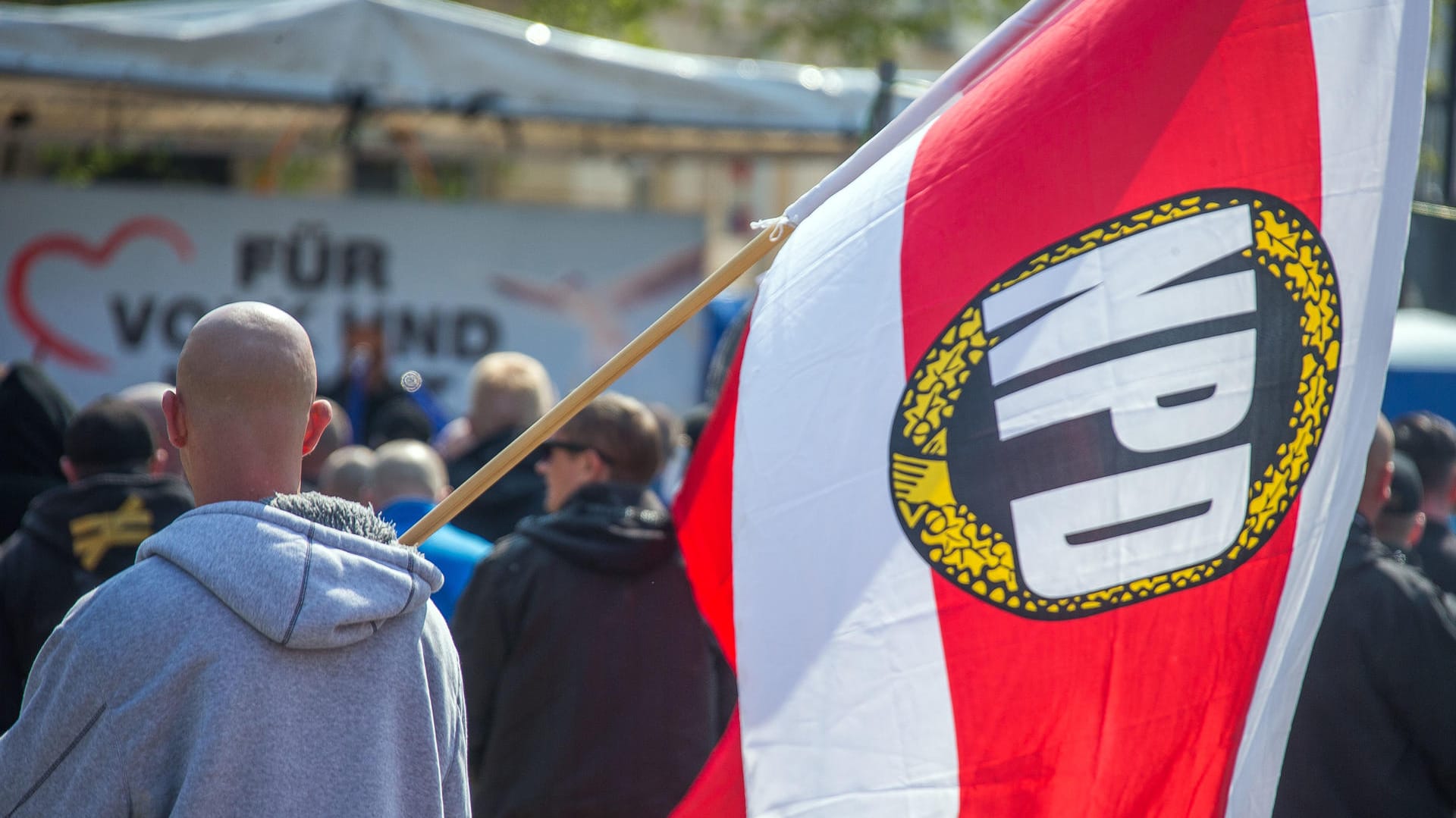 2016 hatte die seit Jahren klamme NPD etwa 1,14 Millionen Euro an staatlicher Parteienfinanzierung erhalten. 2016 hatte die seit Jahren klamme NPD etwa 1,14 Millionen Euro an staatlicher Parteienfinanzierung erhalten.